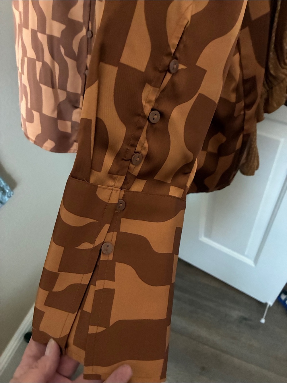 Worthington Brown Geometric Button-Up Shirt long sleeve Never worn!!! - Picture 2 of 4